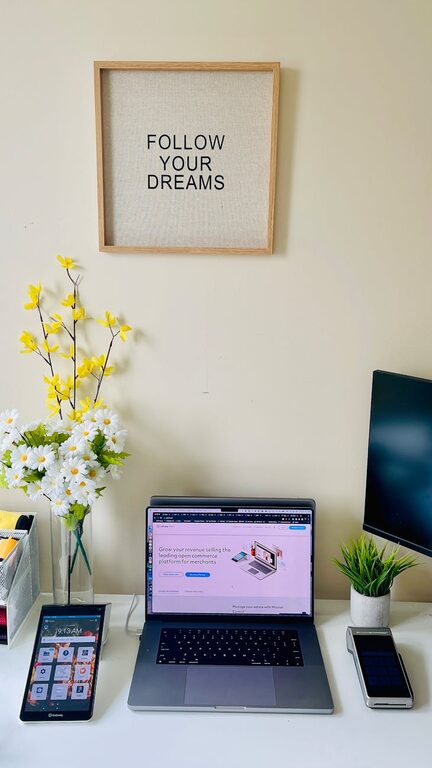 Consejos prácticos para organizar tu espacio de trabajo en casa y aumentar la productividad