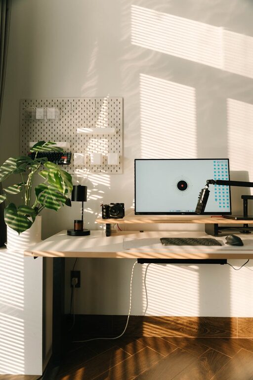 Consejos prácticos para organizar tu espacio de trabajo en casa y mejorar la productividad